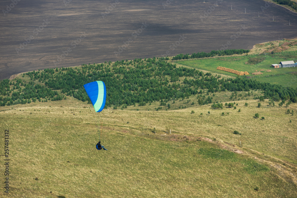 Obraz premium Paragliding in Altai mountains. Paragliders in fight in the mountains, concept of extreme sport activity.