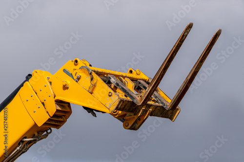 Schilderij op canvas Yellow extendable arm forklift truck
