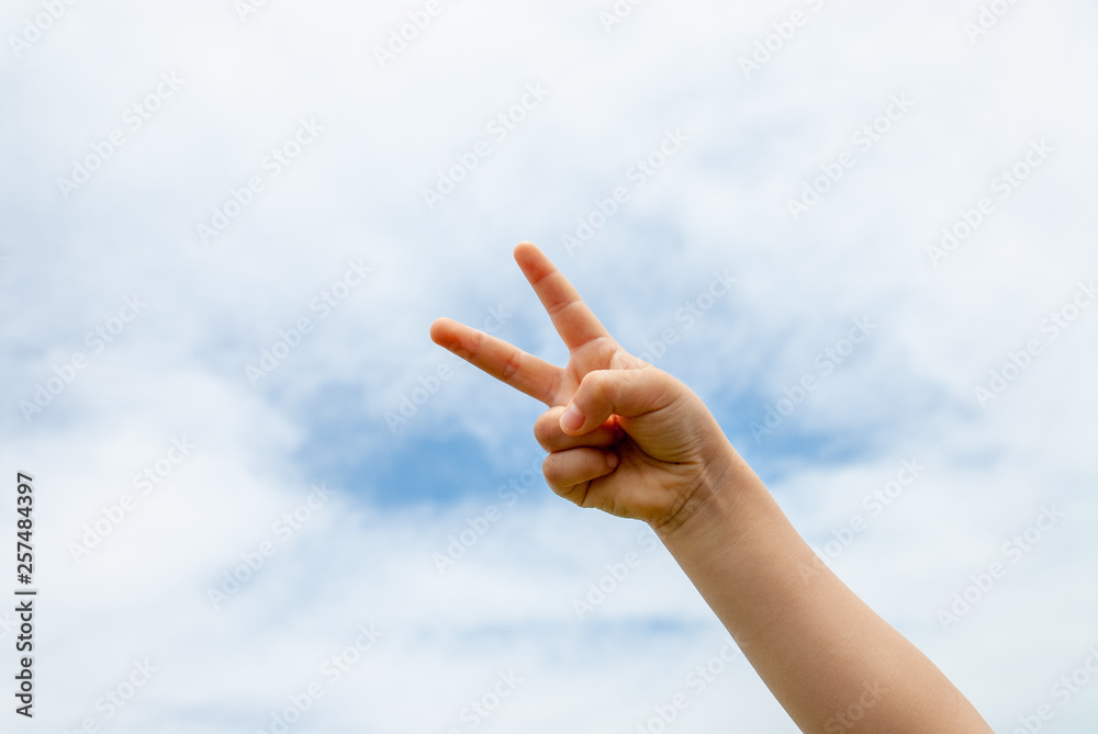 空にかかげたピースサイン 子供の手 Stock 写真 Adobe Stock