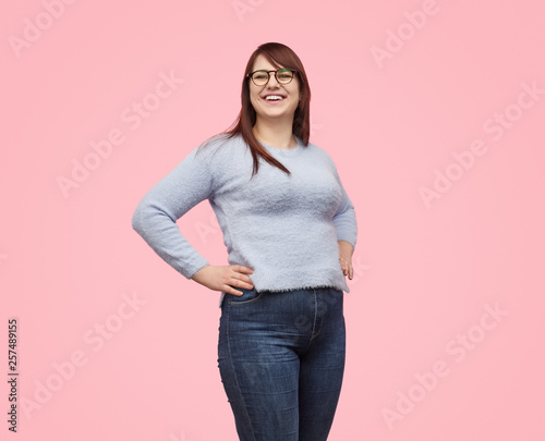 Canvastavla Laughing plumpy girl in glasses