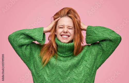Bild auf Leinwand Expressive teenage girl looking super excited