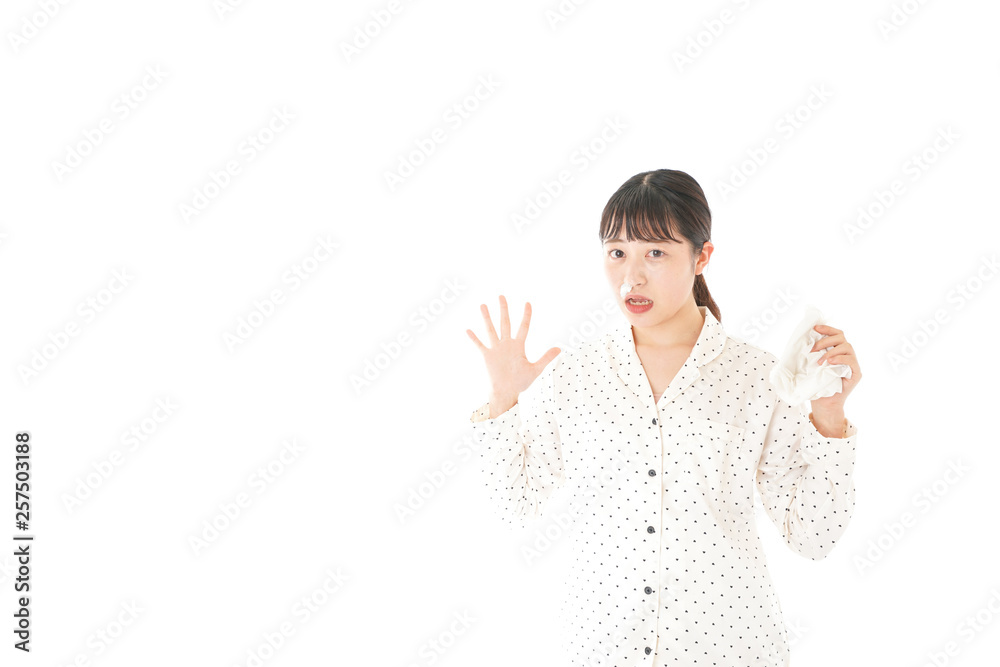 鼻血を出す女性