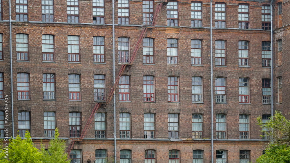 10704_The_wide_view_of_the_old_factory_building.jpg