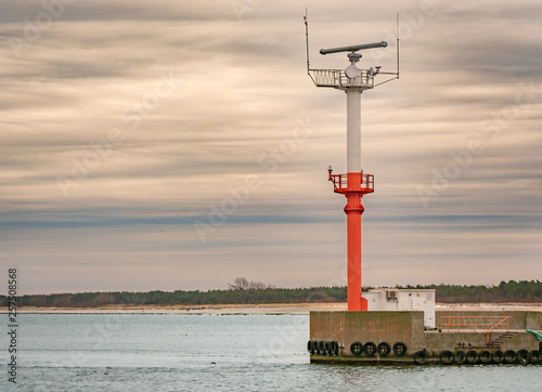 Obraz na płótnie Radar mast at the entrance to the harbour w salonie