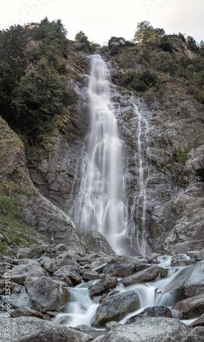 Wasserfall mit Bachlauf  Partschins  S  dtirol