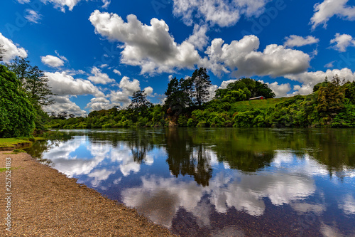Obraz na płótnie New Zealand, North Island, Waikato Region. Waikato River near Hamilton Gardens (Hamilton city) w salonie