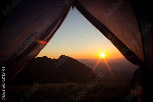 nascer do sol em acampamento