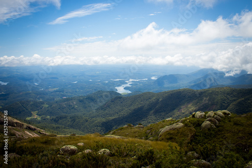 vis  o do alto de uma montanha