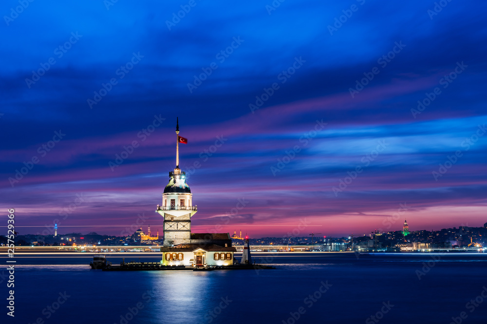 Obraz premium Maiden's Tower with sunset sky in Istanbul, Turkey (KIZ KULESI - USKUDAR)