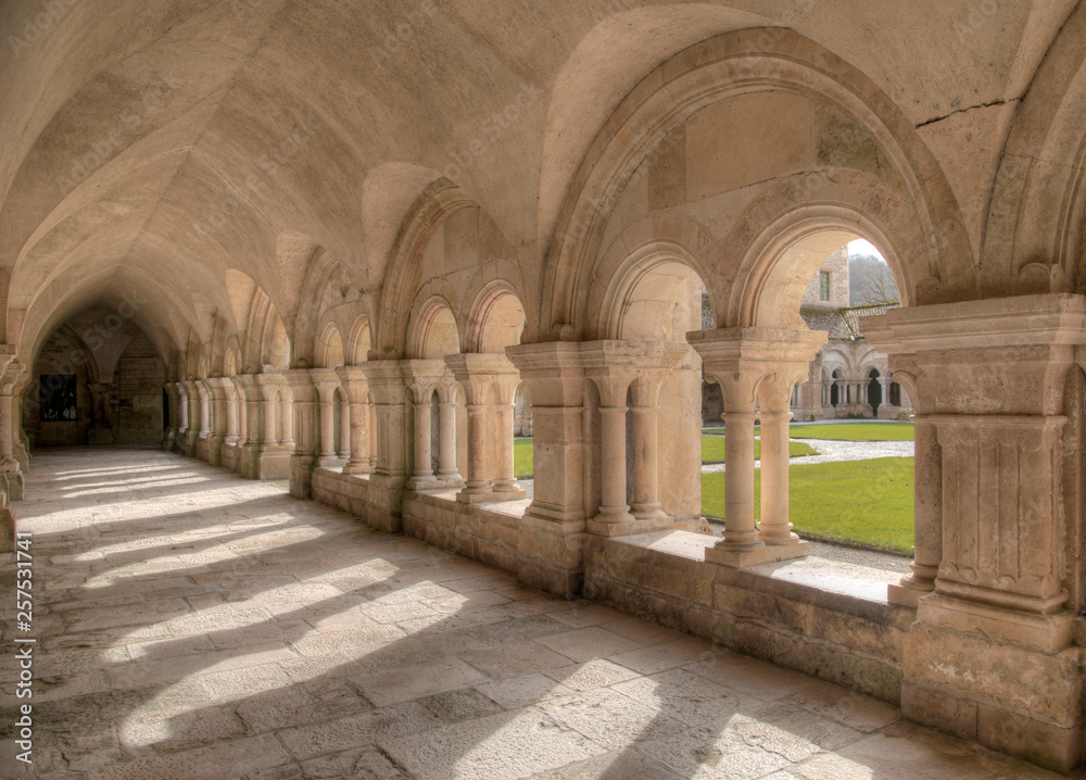 Cloître de l'abbaye de Fontenay, Marmagne, France
