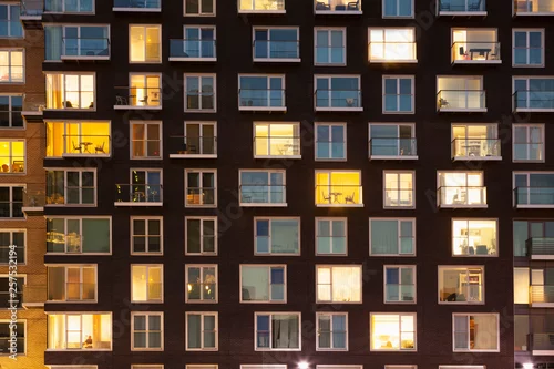 Fototapeta Nowoczesny dom apartamentowy o zmierzchu