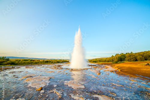 Krajobraz z Geysir, jedną z największych atrakcji Islandii