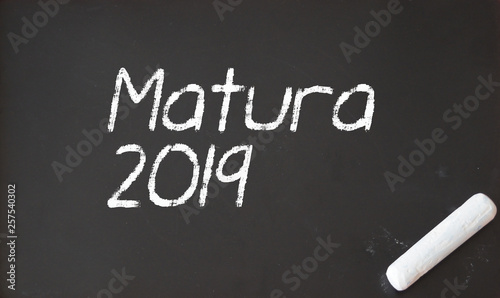 Matura 2019. Napis kredą na szkolnej tablicy.