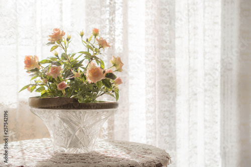 Piękne kwiaty w retro wazonie stojące na stole w starym wnętrzu, vintage 