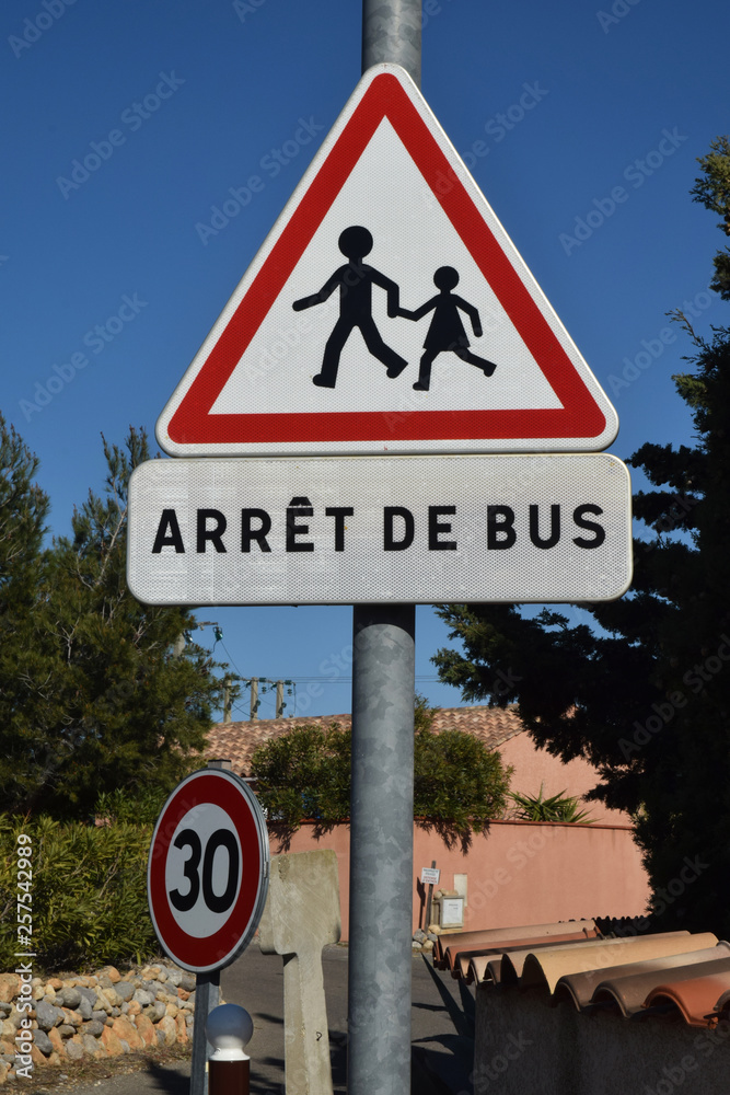 Panneau arrêt de bus et attention aux enfants Stock Photo Adobe Stock