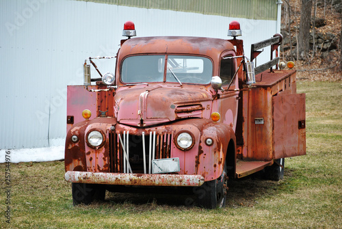 Bild auf Leinwand Rusty Antique Fire Truck