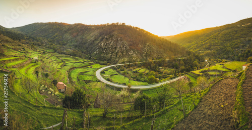 Campos de cultivo ao por do sol