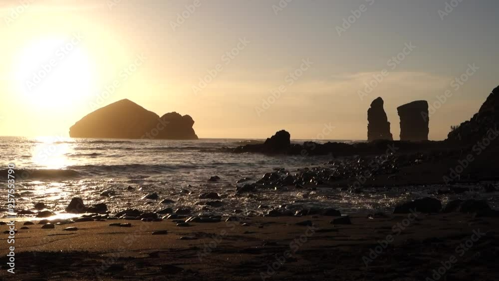 Sonnenuntergang am schwarzen Lavastrand von 