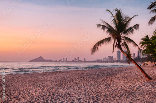 Dieses großartige Foto zeigt den Sonnenaufgang von Hua Hin in Thailand am frühen Morgen bei Sonnenaufgang. Man kann die Stadt Hua Hin im Hintergrund sehr gut sehen