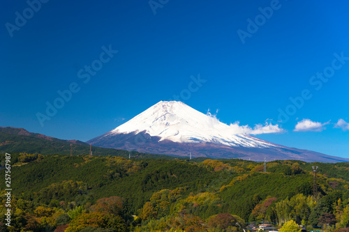 裾野市から見た日本の富士山 少し雲がかかっている