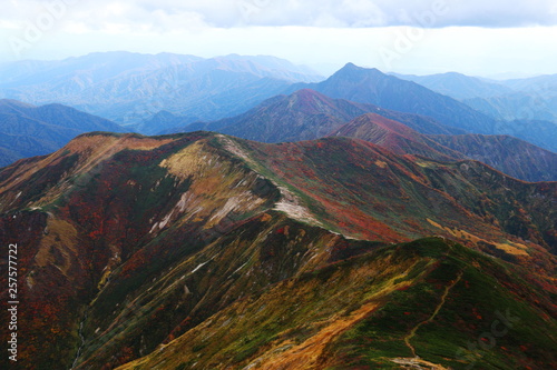 秋の朝日連峰　大朝日岳山頂からの風景　西朝日岳　以東岳への稜線 © DONDON2018