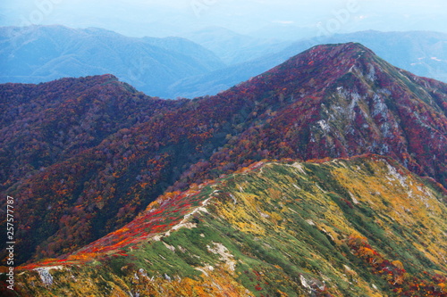  秋の朝日連峰　大朝日岳山頂からの風景　小朝日岳と登山道遠景 © DONDON2018