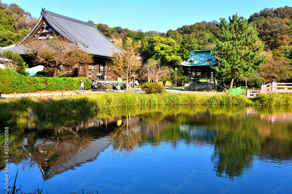 Obraz premium 快晴の池に映る称名寺の景色