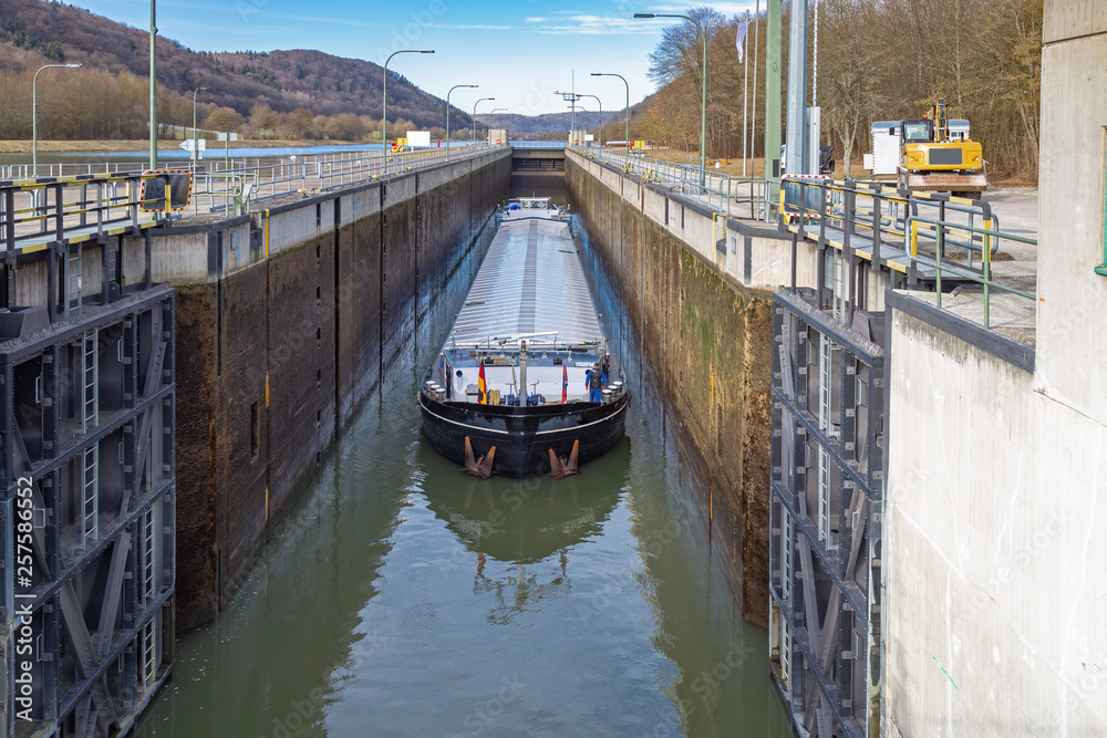 Schiff in einer Schleuse des Main Donau Kanals bei Kelheim, Bayern, Deutschland