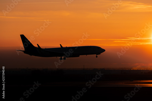 Plane on sunset © Maksym Dragunov