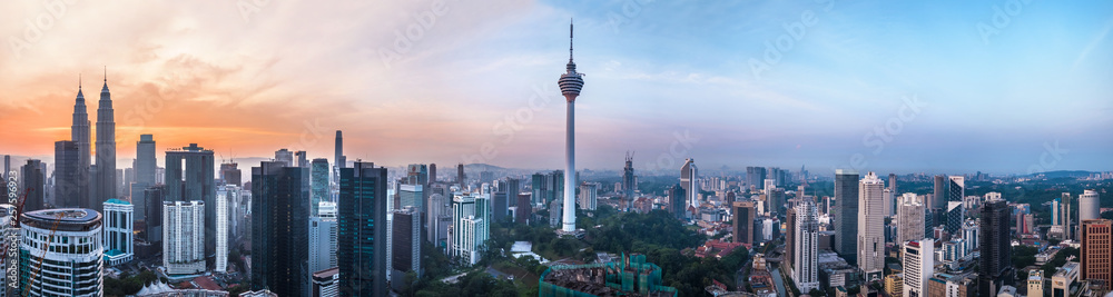 Fototapeta premium Kuala Lumpur, Malezja - 12 marca 2019: Panoramiczny widok na stolicę Kuala Lumpur o rozdzielczości 68 MP w Kuala Lumpur, Malezja