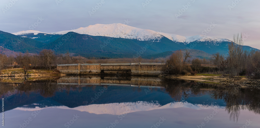 Fototapeta premium Montañas nevadas en el lago