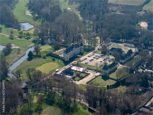 vue aérienne du château d'Augerville dans le Loiret en France