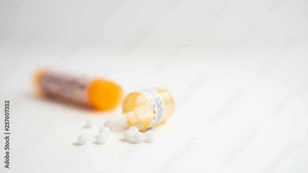 Tube et granulés homéopathiques en macro Tube et granulés homéopathiques en macro