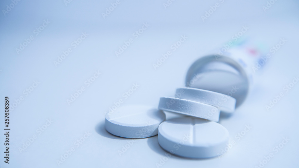 Tube et comprimés d'aspirine en gros plan Tube et comprimés d'aspirine en gros plan