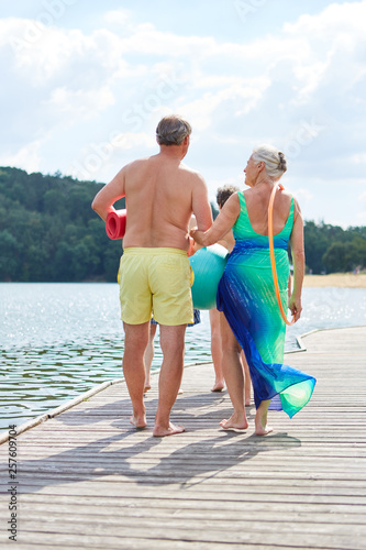 Senioren im Sommerurlaub gehen Baden