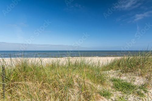 Blick durch die D  nen auf den Strand und das Meer auf Sylt