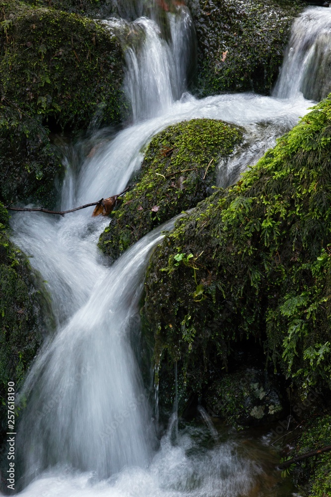 Obraz premium mountain waterfall among big stones