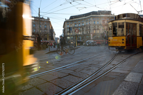 passaggio di tram in piazza cordusio a milano al tramonto