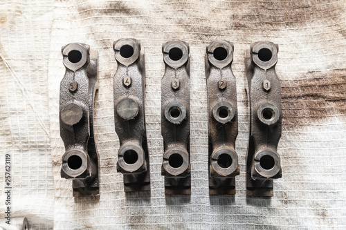 Foto Engine connecting rods and pistons used and removed from a four-cylinder engine on a white soft cloth in a vehicle repair workshop