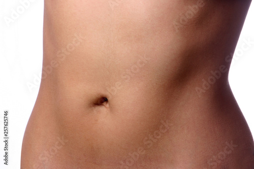 abdomen de mujer, vientre femenino aislado en fondo blanco