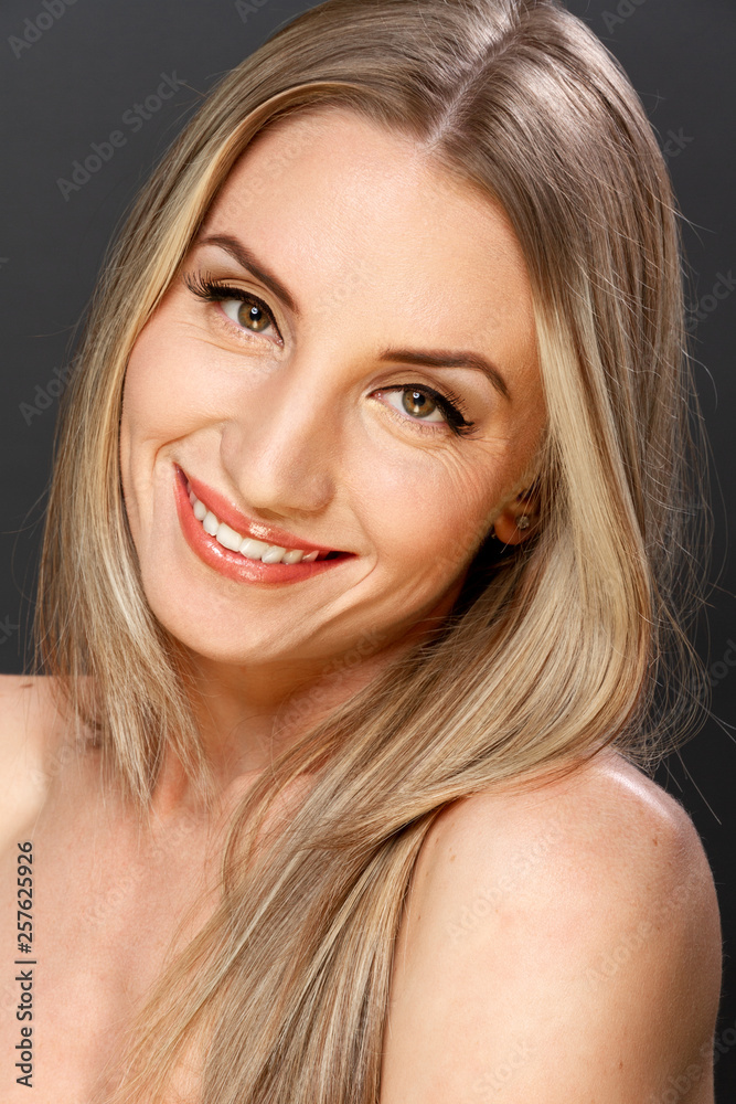 Portrait einer lächelnden Frau auf schwaryem Hintergrund Portrait einer lächelnden Frau auf schwaryem Hintergrund