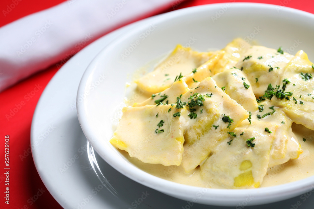 pasta ravioli con salsa blanca pasta ravioli con salsa blanca