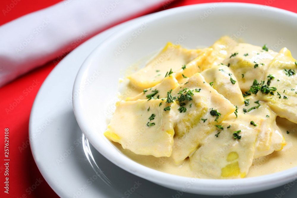 pasta ravioli con salsa blanca