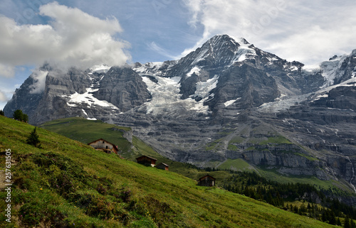 Schweizer Gebirgslandschaft mit der Jungfrau © Fotolla