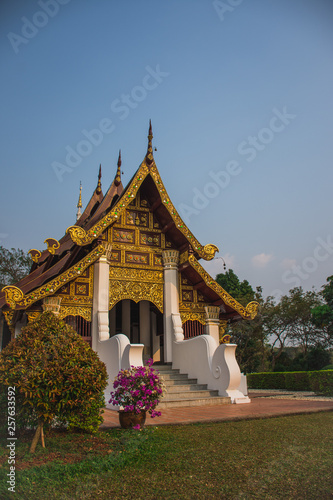 Fototapeta Naklejka Na Ścianę i Meble -  buddhist temple in bangkok thailand