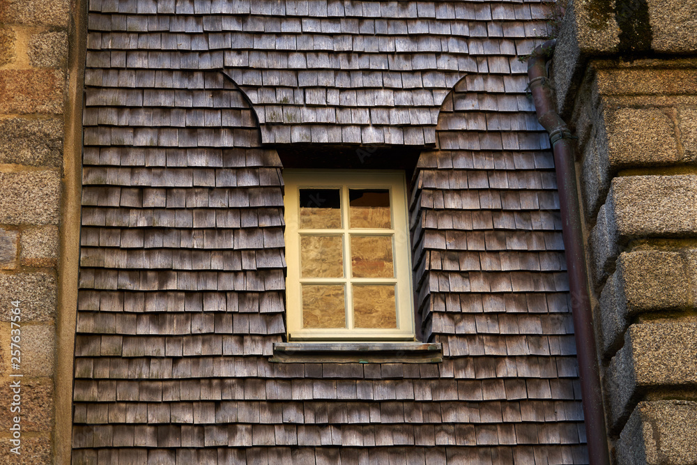 Fenêtre et tuiles en bois .