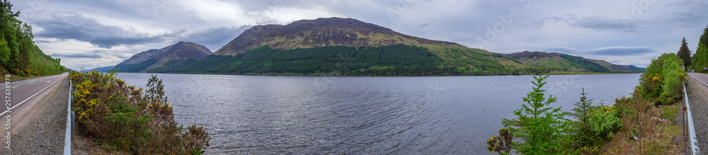 Panorama eines Sees in den schottischen Highlands