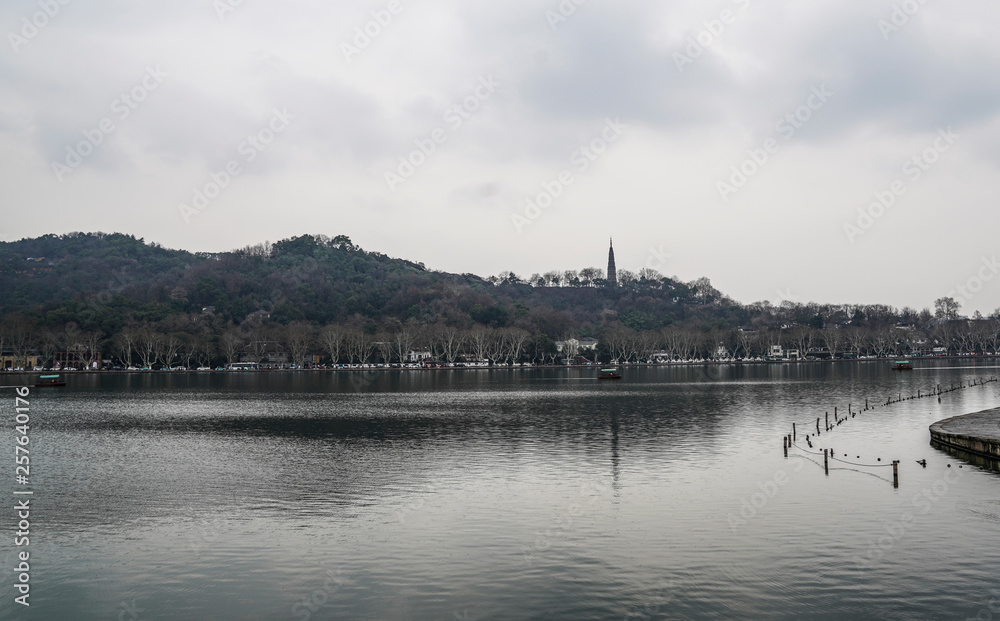 Visit the West Lake on cloudy and rainy days