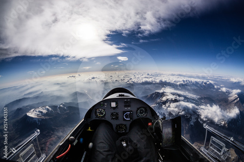 Foto Segelflugzeug im Flug über hohen Bergen