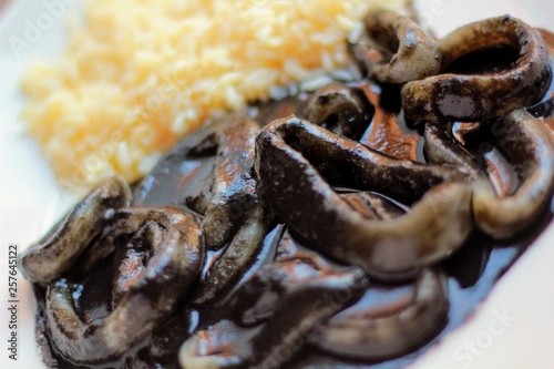 Calamares en su tinta y arroz